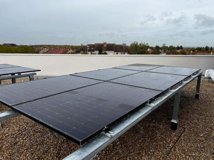 Service d’installation panneaux solaires hybrides Paris