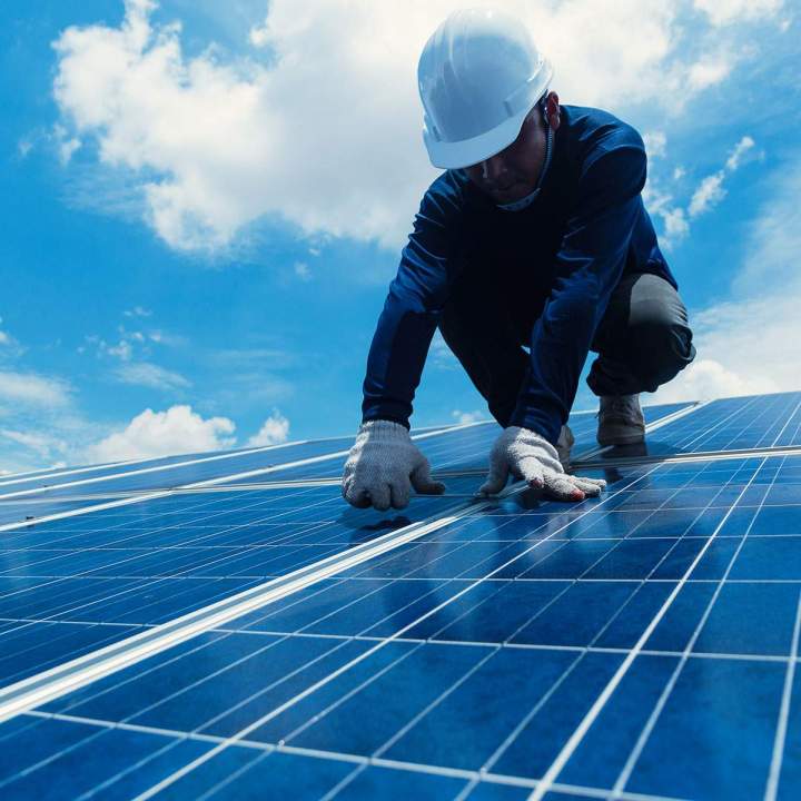 Entretien de panneaux solaires hybrides Paris